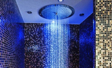 montaż prysznica wrażeń w domu