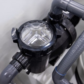 Ready-to-use filtration box set with piping, control, heat pump and salt electrolysis for a swimming pool up to 50m3 EXCLUSIVE