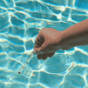 5-in-1 pool test strip tester for checking chlorine, pH, alkalinity, alkalinity and water hardness  WATER I.D. 2