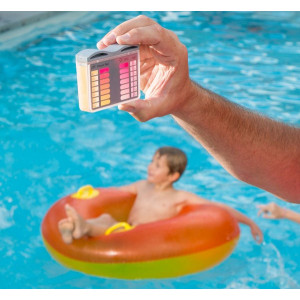 Swimming pool tester to check chlorine and pH levels LOVIBOND 2